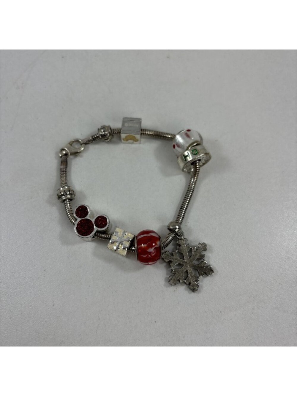 Disney Christmas 3mm Bracelet Bead Charms Mickey Red On Bracelet - Picture 1 of 5